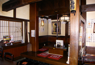 1F カウンター横客席